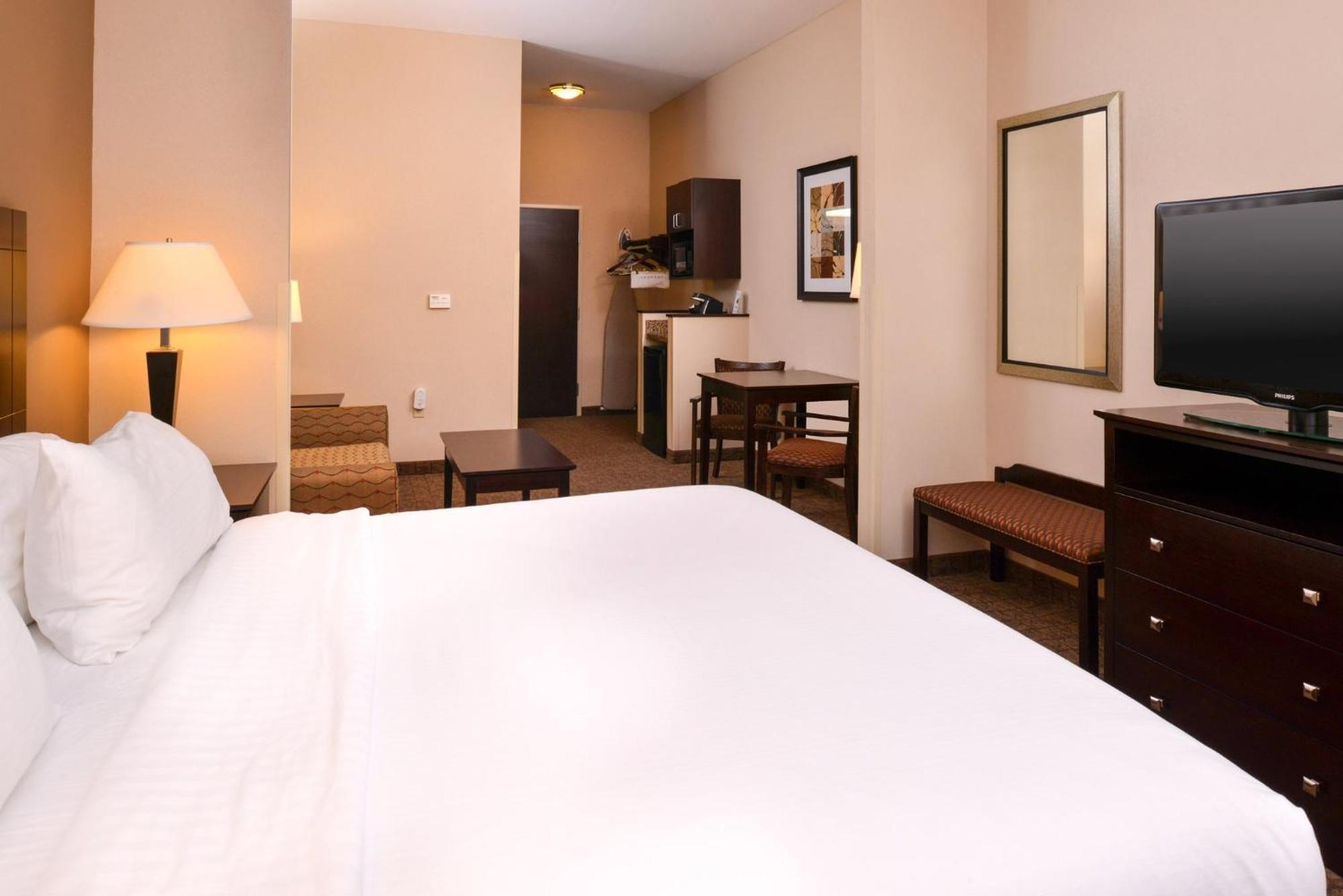 Holiday Inn Express & Suites Fairmont By Ihg Exterior foto